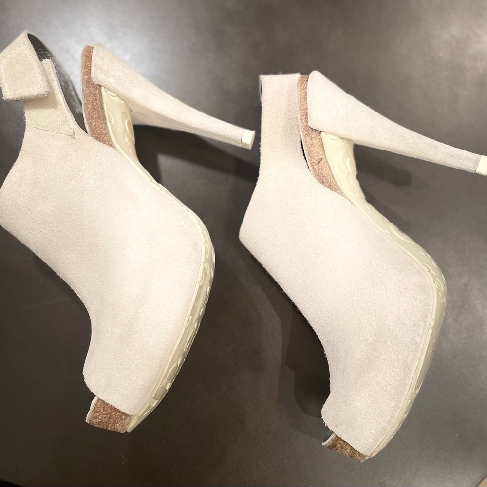 Pedro Garcia Open Toe off-white Suede Platform Sandals. Size 40 (10 US).